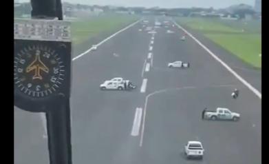 Imagen captada desde un helicóptero de la irrupción de vehículos de la ATM en la pista del aeropuerto José Joaquín de Olmedo de Guayaquil, el 18 de marzo de 2020.