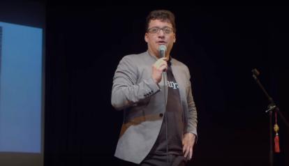 El comediante Ave Jaramillo, en un momento de su especial "Made in China".