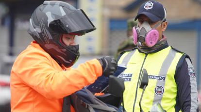 Un agente metropolitano realiza un control de movilidad en Quito, el 25 de marzo. 