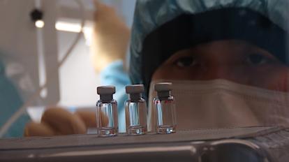 Un científico realiza un control de calidad de los contenedores de vacuna en las instalaciones de biomanufactura clínica en la Universidad de Oxford, en el Reino Unido, el 2 de abril de 2020.