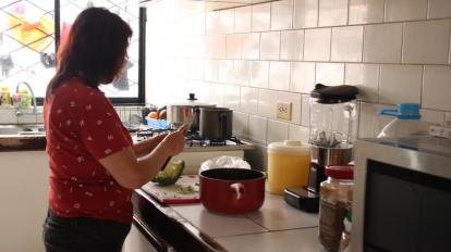 Una mujer cocina en su casa, el 23 de abril de 2020.