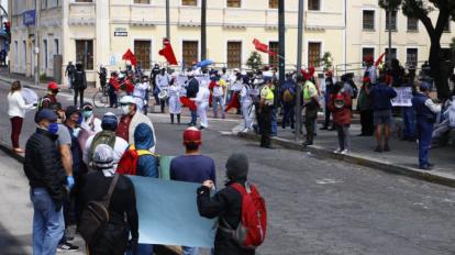 Un grupo de trabajadores protesta en los exteriores de la Asamblea Nacional, el 8 de mayo de 2020.