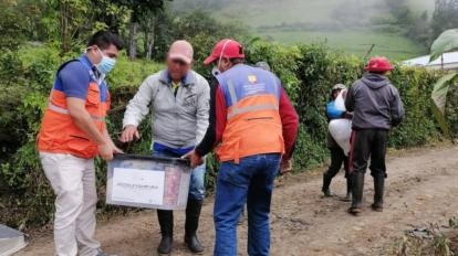 Imagen referencial de la entrega la kits alimenticios por parte de la Secretaría Nacional de Gestión de Riesgos, el  7 de mayo de 2020.