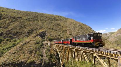 El tren de Ferrocarriles del Ecuador pasa sobre el río Ambi, en Imbabura, en enero de 2015.