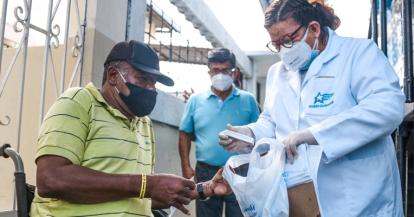 Doctores entregan medicinas a pacientes con Covid-19 en Guayaquil. Foto archivo del 23 de julio de 2020.