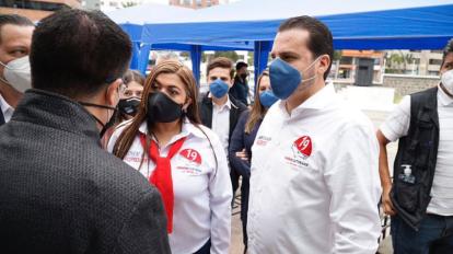 Giovanny Andrade y Katherine Mata en los exteriores del CNE, en Quito, el 3 de octubre de 2020.