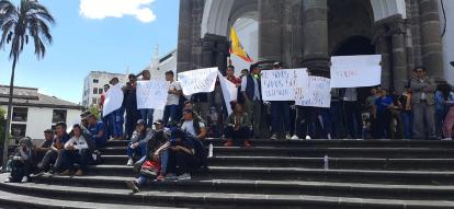 Aspirantes a agentes de seguridad penitenciaria realizaron plantones en los exteriores de entidades de Gobierno.