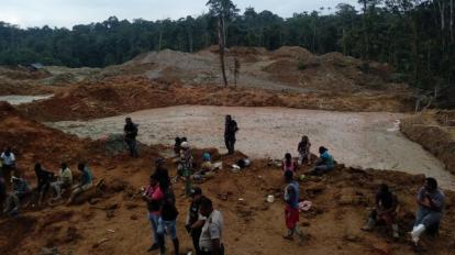 Una vista panorámica de la actividad mineral ilegal en la zona de Los Ajos, en Esmeraldas, el 19 de noviembre de 2020.