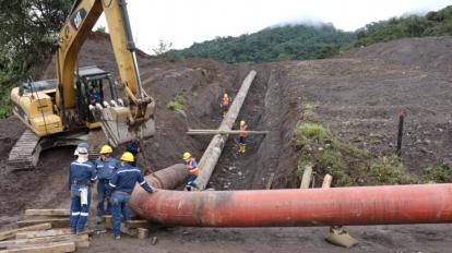 Personal de Petroecuador durante la construcción de una de las variantes del SOTE, en la provincia de Napo, en 2020.