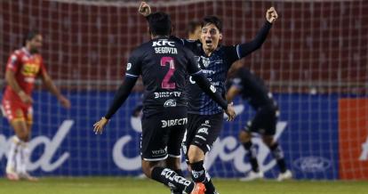 Los jugadores de Independiente festejan uno de los goles ante Unión Española, el 16 de marzo de 2021, en Quito.