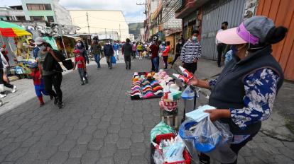 Vendedores ambulantes venden antibacteriales y mascarillas en Quito, el domingo 11 de abril de 2021.