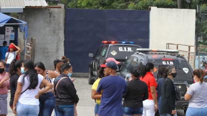 Personas y vehículos de la Policía en el exterior de la Penitenciaria del Litoral, el 13 de junio de 2021.  