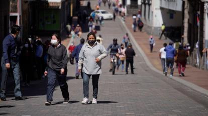 Personas caminan en el Centro Histórico de Quito, el 20 de mayo de 2021. 