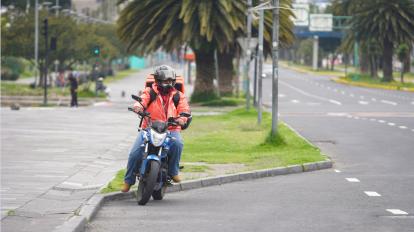 Un repartidor de comida circula por Quito, el 30 de marzo de 2021. 