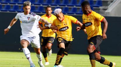 Byron Castillo disputa una pelota con Luis Amarilla en la final de la Supercopa Ecuador, el sábado 26 de junio de 2021.