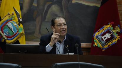 El vicealcalde Santiago Guarderas mientras asumía el cargo de Alcalde de Quito en el Concejo Metropolitano, la noche del lunes 19 de julio de 2021.