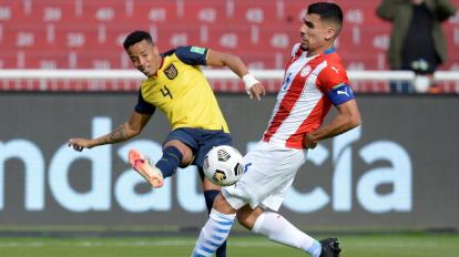 Byron Castillo, de Ecuador, disputa el balón con Junior Alonso de Paraguay, durante la Fecha 9 de las Eliminatorias a Catar, el 2 de septiembre de 2021, en Quito.