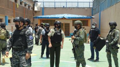 El alto mando policial, en uno de los patios de la Penitenciaría del Litoral, tras la masacre de 118 personas ocurrida el 28 de septiembre de 2021.