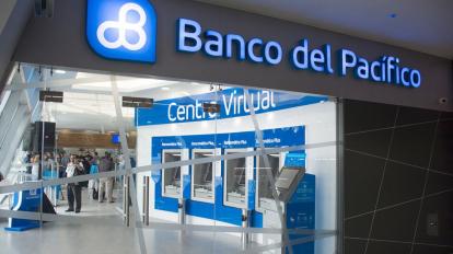 Imagen de archivo de la fachada de una oficina del Banco del Pacífico. 