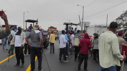 Los arroceros bloquearon varias vías de Guayas en demanda del precio de sustentación del producto a USD 35, la mañana del 11 de agosto de 2021.