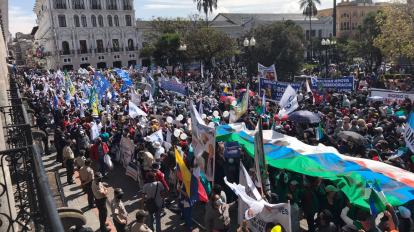 Los simpatizantes del presidente Guillermo Lasso se concentran en la Plaza Grande, Quito, 20 de octubre de 2021