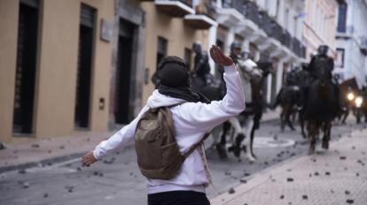 Manifestantes se enfrentan a la Policía en el Centro Histórico de Quito, el 26 de octubre de 2021.