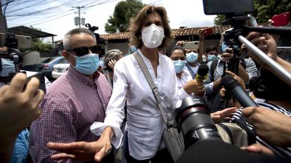 La aspirante a la Presidencia de Nicaragua y periodista Cristiana Chamorro Barrios (c) habla con la prensa a su salida de las instalaciones del ministerio píblico, en Managua, Nicaragua. (antes de ser detenida). 21/05/2021