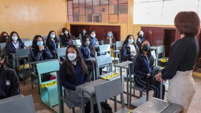 Estudiantes de un colegio de Quito reciben clases, el 18 de octubre de 2021.