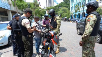 Operativo de seguridad realizado por policías y militares en Guayaquil, en noviembre de 2021.