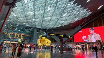 Pasajeros caminan en una de las zonas del aeropuerto de Hamad, en Catar, el agosto de 2021.