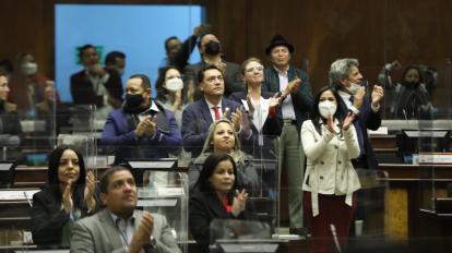 Asambleístas de UNES festejan tras la aprobación de las amnistías, la madrugada de este 10 de marzo de 2022.