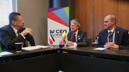 Rodrigo Chaves, presidente de Costa Rica (izq.) y el Guillermo Lasso, presidente de Ecuador (c), en un encuentro bilateral para abordar la firma del acuerdo comercial, en junio de 2022.