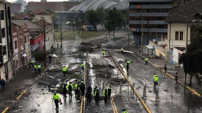 Policías limpian los escombros que quedaron tras los enfrentamientos con los manifestantes en los alrededores de la Casa de la Cultura, 24 de junio de 2022. 