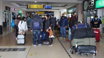 Pasajeros esperan en al terminal del aeropuerto Mariscal Lamar, de Cuenca, en junio de 2022.