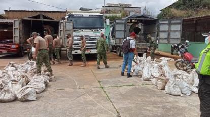 Militares realizan operativos cada mes en Buenos Aires, en donde incautan bultos de material minero.