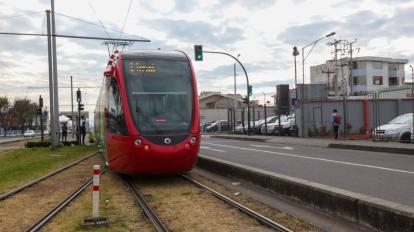  El tranvía se desplaza por la avenida España, en el norte de Cuenca.