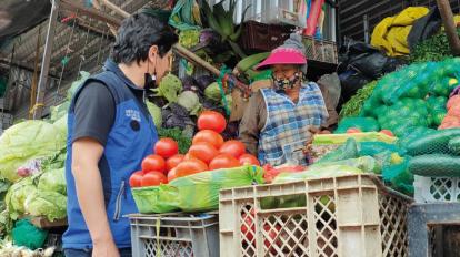 Una comerciante en el Mercado Mayorista en Quito, en julio de 2022. 