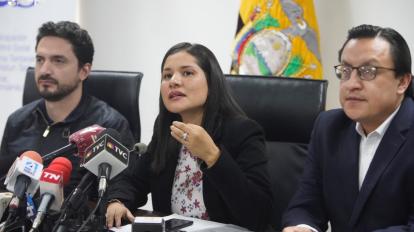 Juan Javier Dávalos, Sofía Almeida y David Rosero, la minoría del Consejo de Participación, en rueda de prensa este 10 de febrero de 2022.