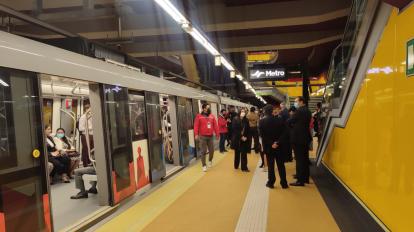 Uno de los trenes del Metro de Quito en la estación San Francisco, el 21 de diciembre de 2023.