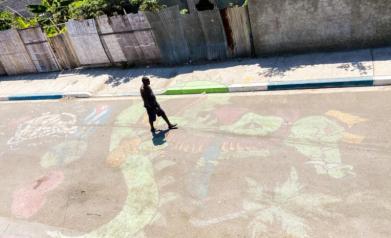 Calle del Guasmo Sur donde está pintado el símbolo que identifica a la banda de Los Lagartos. 
