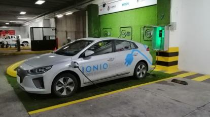 Un vehículo eléctrico en una estación de carga del Municipio de Cuenca.