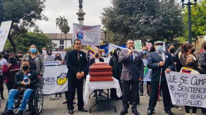 Pacientes con enfermedades catastróficas protestan delante del Palacio de Carondelet por la falta de medicinas, en diciembre de 2022.