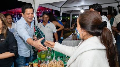 El candidato a alcalde Omar Menéndez, en un recorrido durante su campaña en Puerto López.