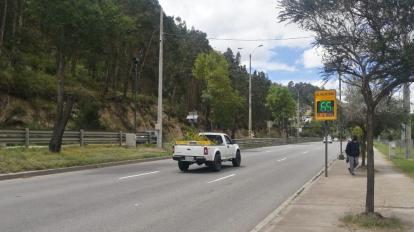 Un radar de velocidad instalado en la vía Cuenca-Azogues, el 10 de febrero de 2023.