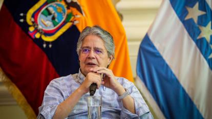 El presidente Guillermo Lasso, en una reunión con gobernadores, en Guayaquil, el 25 de febrero de 2023. 