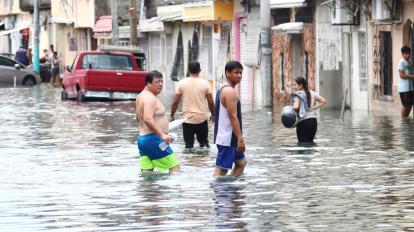 En el sector de Sauces 6, las calles se inundaron después de una fuerte lluvia. El nivel de agua no descendía hasta la tarde de este 23 de marzo de 2023.