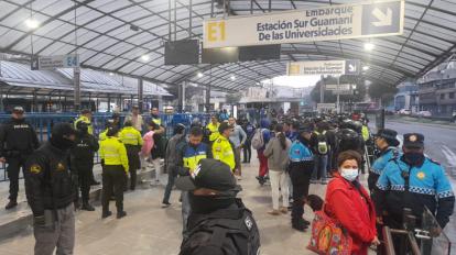 Personas en la parada La Marín, de la Ecovía, el 11 de abril de 2023.