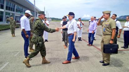 El presidente Guillermo Lasso en su arribo a Esmeraldas, tras la masacre en un puerto pesquero, el 12 de abril de 2023. 