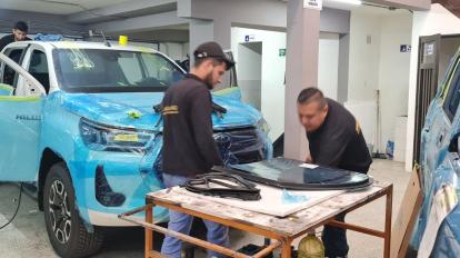 Proceso de blindaje de los autos en el taller de Cars Defense. 