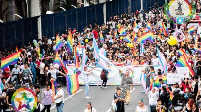 Colectivos desfilan en el centro de Guayaquil, durante la marcha del Orgullo LGBTI en 2022. 